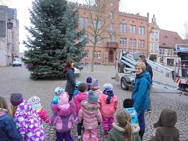 Kita-Kinder schmückten Weihnachtsbaum auf dem Marktplatz-3