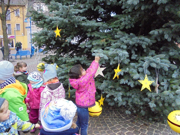 Kita-Kinder schmückten Weihnachtsbaum auf dem Marktplatz-1